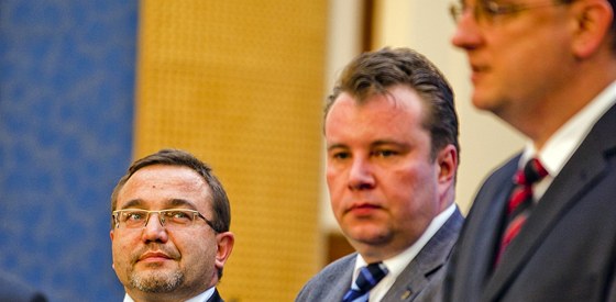Ministr kolství Josef Dobe (vlevo) a ministr prmyslu a obchodu Martin