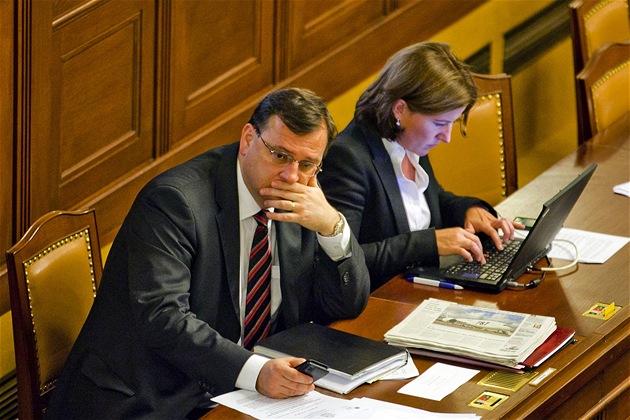 Petr Ne�as a Karolína Peake v Poslanecké sn�movn� (27. zá�í 2011)