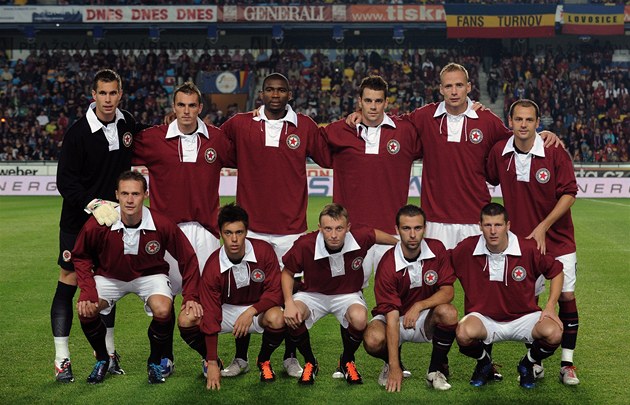 Fotbalisté Sparty v retrodresech. Naho�e zleva �venger, Grajciar, Kweuke, Ku�nír, Jaro�ík, Mat�jovský, dole zleva Zápoto�ný, Kadlec, Krej�í, Hu�bauer, Pami�