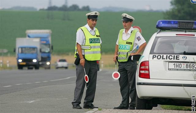 Policie chytá blikající �idi�e rozestavením n�kolika hlídek za sebou.