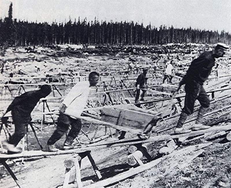 V�z�ové Gulagu p�i stavb� B�lomo�ského kanálu (1932)