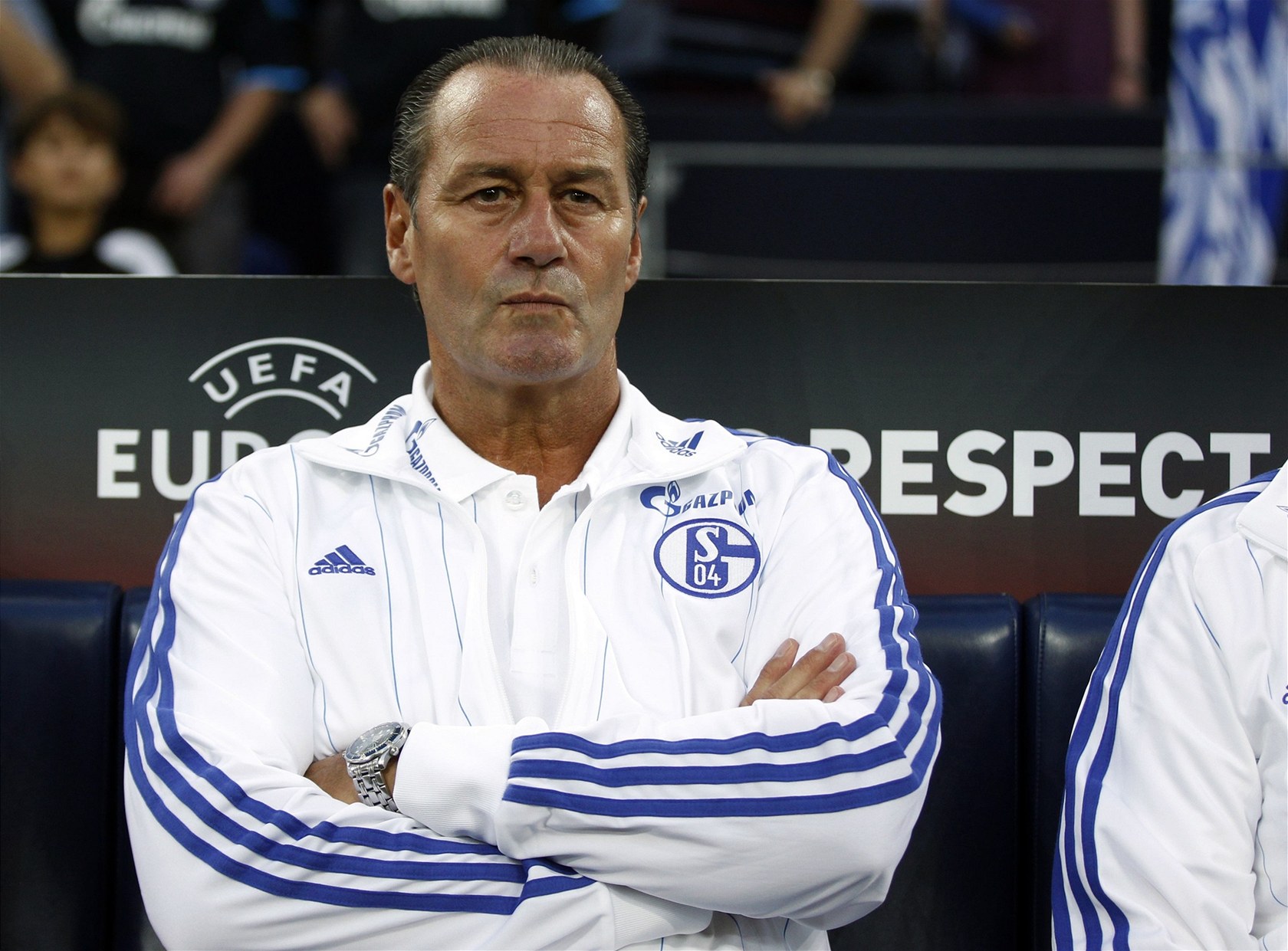 NOVÝ KOU�. Huub Stevens, staronový trenér Schalke, sleduje své sv��ence p�i