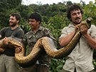 Britský biolog Niall McCann se svým úlovkem: obí anakondou