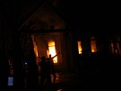 Hoíci domy pi protiromských nepokojích ve mst Katunica v Bulharsku