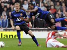 JAKO SUPERMAN. Fotbalista Manchesteru Patrice Evra v utkn se Stoke City