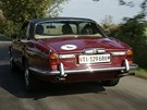 Nechybla ani britská klasika. Osmiválcový jaguar se výcarskou SPZ.