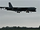 Americký bombardér B-52H Stratofortress pistává na ostravském letiti.