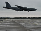 Americký bombardér B-52 pistává na ostravském letiti.