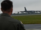 Americký bombardér B-52 pistává na ostravském letiti.