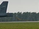 Americký bombardér B-52 pistává na ostravském letiti.