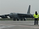 Americký bombardér B-52 pistává na ostravském letiti.