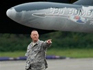 Americký bombardér B-52 pistává na ostravském letiti.