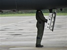 Americký bombardér B-52 pistává na ostravském letiti.