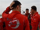 Turecká akrobatická skupina Turkish Stars v Ostrav.