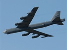 Americký bombardér B-52 startuje z mošnovského letiště