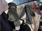 Hind Ahmasová (vpravo) nosí nikáb nazvdory zákazu zakrývání tváře (22. září