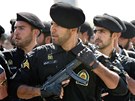 lenové speciální jednotky íránské policie pochodují bhem pehlídky v