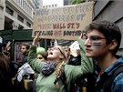 Newyorskou ulici Wall Street obsadily stovky demonstrant