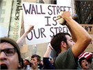 Demonstrant drí karton s nápisem "Wall Street je nae ulice" (19. záí 2011)