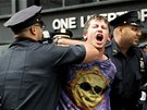 Nejagresivnjí protestující na Wall Streetu museli zpacifikovat newyortí
