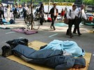 Newyorané musí pi cest do práce klikovat mezi spícími demonstranty (21.