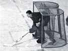 Hokejový branká Bóa Modrý byl dritelem dvou olympijských medailí a
