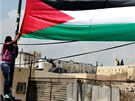 Mladík vyvuje palestinskou vlajku ve východní ásti Jeruzalému. (23. záí