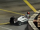 Michael Schumacher vystupuje z kokpitu svého stroje Mercedes pi Velké cen