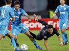 PÁD. Fotbaliasta FC Porto Jorge Fucile padá na trávník v klubku hrá Zenitu