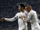 DOBE, KAMARÁDE. Karim Benzema (vpravo) gratuluje Cristiano Ronaldovi z Realu