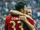 RADOST. Mario Gomez (vpedu) a Bastian Schweinsteiger z Bayernu Mnichov se