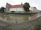 Koryta Vltavy a Male v eských Budjovicích zejí prázdnotou. Voda tu není