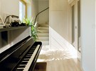 Do domu, v nm se musí poítat s kadým metrem tverením, se velo i pianino.