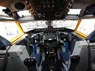 Pilotní kabina letounu KC-135 (létající tanker)