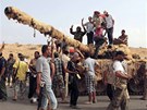 Povstalci pózují s maskovaným tankem Kaddáfího jednotek