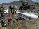 Vojáci KFOR zasahují u pechodu Jarinje slzným plynem proti bouícím kosovským