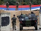 Vojáci KFOR brání pechod Brnjak, který si nárokují kosovtí Srbové