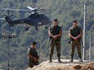 Vojáci KFOR steí pechod Brnjak, který si nárokují kosovtí Srbové