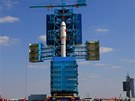 ínská raketa Dlouhý pochod je pipravena na start s osmitunovým modulem...