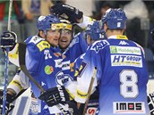 Hokejist� Komety se raduj� z g�lu.