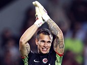 DA�� SE. Brank�� Sparty Milan �venger tlesk� g�lov� akci sv�ch spoluhr���. 