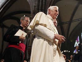 Pape pichází do katedrály ve Freiburgu,.