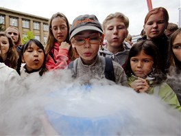 Pohádková mlha ze suchého ledu fascinovala hlavně děti.