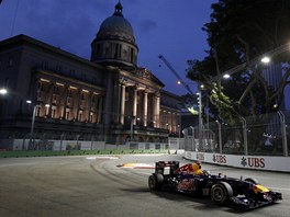 Sebastian Vettel projd tra pi trninku na Velkou cenu Singapuru. 