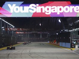 NSKOK. Sebastian Vettel zaal hned po startu Velk ceny Singapuru ostatnm