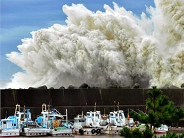 Vlna naráí na pístavní hráz ve mst Kiho ve stedojaponské prefektue Mie.