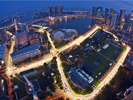 Snímek z leteckého pohledu znázoruje osvtlenou ulici Marina Bay, která