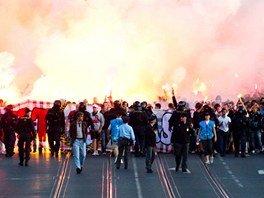 NETUILI, CO JE EKÁ. Fanouci Slavie se na Letnou vydali organizovan z Edenu.