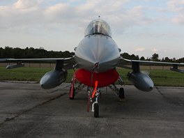 Jednomotorové stíhací bombardéry F-16 MLU pedvádí Nizozemí a Norsko