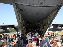 Nákladní prostor letounu C-130H2 Hercules v obleení návtvník jedenáctých